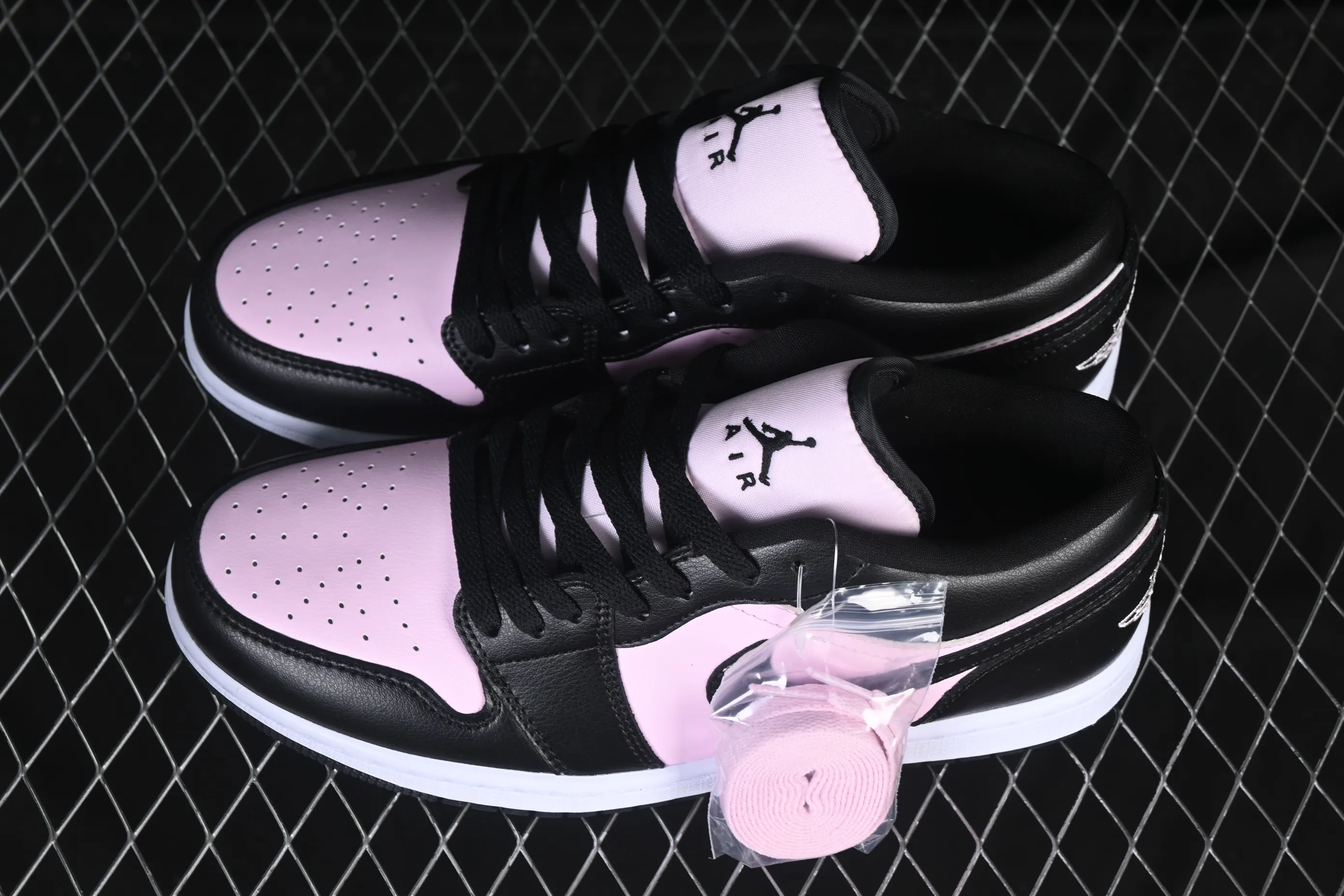 All categories Air Jordan Jordan series basketball shoes Air Jordan 1 Low Air Jordan 1 Low AJ1 Joe 1 black powder low-top cultural casual sneakers IO3394-663